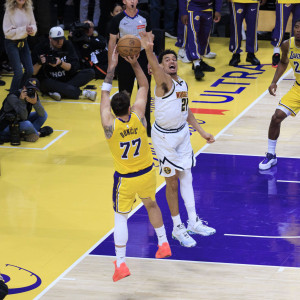 Με buzzer beater του Ντόντσιτς οι Λέικερς, συνεχίζουν το σερί τους οι Μάτζικ