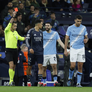 Δοκάρι, αποβολή και πέναλτι στο Μάντσεστερ - Η Ρεάλ άνοιξε το σκορ με τον Βινίσιους (video)