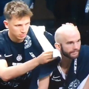 Viral στιγμιότυπο: Συμπαίκτης του Καλάθη του σκούπιζε... το κεφάλι στον πάγκο της Παρτίζαν (video)