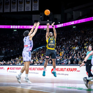 Μπάρτλεϊ on fire με 18 πόντους και 5 τρίποντα στο πρώτο ημίχρονο με Άλμπα Βερολίνου