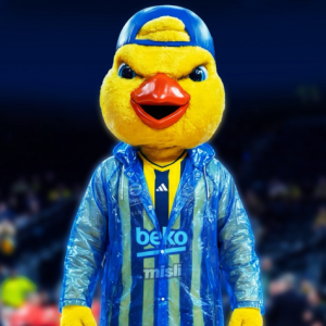 Η μασκότ της Φενέρ φόρεσε... αδιάβροχο και τρόλαρε τον Ολυμπιακό