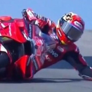 Σοκαριστική πτώση για τον Μαρκ Μάρκεθ με 191 χιλιόμετρα την ώρα (video)