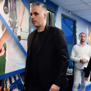 Κοντός: «Οι άλλοι σκαρφαλώνουν στα κάγκελα, αλλά το θέμα είναι τι είπε η γυναίκα ενός παίκτη»