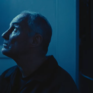 Eγκατέλειψε την οικογένειά του πριν από 35 χρόνια και τώρα ο πρώην ποδοσφαιριστής αποκάλυψε ότι είναι ομοφυλόφιλος (video)