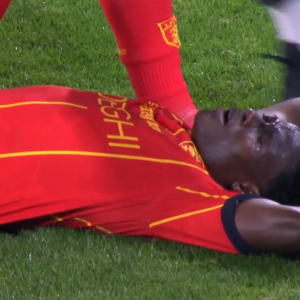 Τρομακτικές στιγμές στο Νάπολι-Λέτσε: Παίκτης κατέρρευσε πιάνοντας το στήθος του