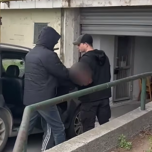 Στα δικαστήρια υπό δρακόντεια μέτρα ασφαλείας ο 23χρονος που απολογείται για τη δολοφονία του Κλεομένη (video)