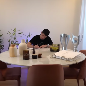 Το συγκινητικό βίντεο με τον Μάνταλο να γράφει γράμμα στον γιο του