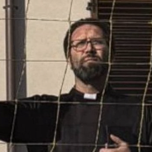 Απίθανο περιστατικό στην Ιταλία: Προπονητής ντύθηκε... ιερέας προκειμένου να προπονήσει την ομάδα του