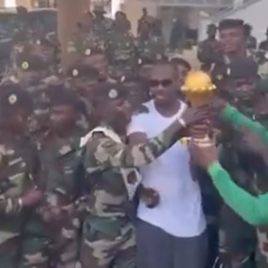 Απίστευτο: Ο προπονητής της Σενεγάλης πήγε σε... στρατιωτική βάση το τρόπαιο του Κυπέλλου Εθνών Αφρικής (video)