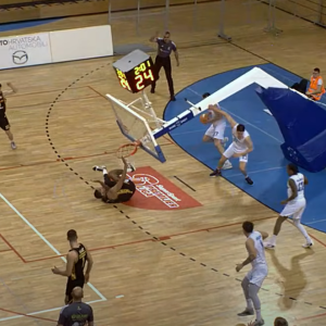 Παίκτης στην Κροατία κατεδάφισε την μπασκέτα στην προσπάθεια του να καρφώσει (video)