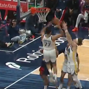 Απίθανο... αυτοκαλάθι από τους Γουόριορς με «παρέμβαση» Γιουρτσεβέν (video)