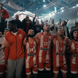 Οι έντονες στιγμές της νίκης του Ολυμπιακού κόντρα στη Φενέρμπασχτσε και το «πάρτι» σε παρκέ και κερκίδα (video)