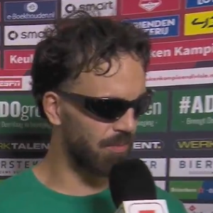 Απίθανο σκηνικό στην Ολλανδία: Παίκτης εμφανίστηκε για δηλώσεις με πούρο, γυαλιά και μπύρα (video)