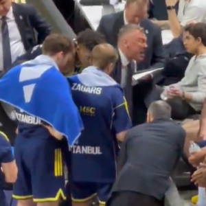 Ποιος είδε τον Σάρας και δεν τον φοβήθηκε: Έξαλλος ο Γιασικεβίτσιους στον πάγκο της Φενέρ (video)