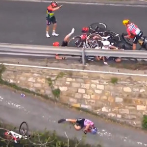 Απίστευτη καραμπόλα και σοκαριστική πτώση σε αγώνα ποδηλασίας - Στο νοσοκομείο μία αθλήτρια (video)