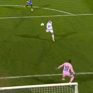 Αυτογκόλ για... όσκαρ του Ίνγκασον με την πλάτη - Δεν είχε οπτική επαφή με τη μπάλα (video)