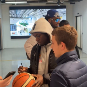 Η «θερμή» υποδοχή νεαρών φίλων του μπάσκετ στην αποστολή του Παναθηναϊκού (video)