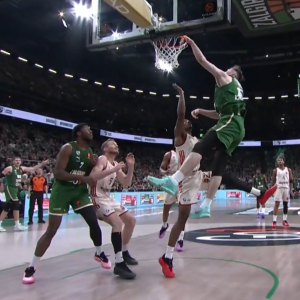 To φοβερό poster κάρφωμα του Τουμπέλις που ξεσήκωσε τη Zalgirio Arena (video)