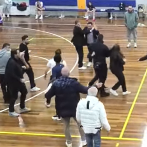 Σύρραξη και ξύλο σε αγώνα της Α1 Γυναικών: Προπονητής πέταξε τη μπάλα στην εξέδρα (video)