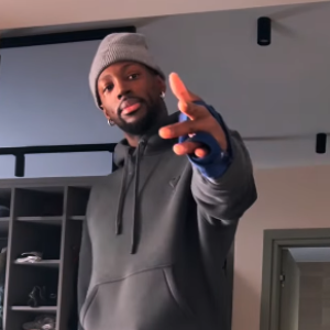 Ο Γκραντ δείχνει το δεμένο του δάχτυλο - «Θα μείνει έξω για λίγο»