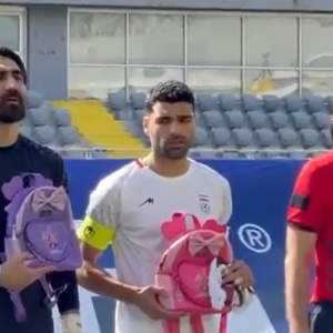 Συγκλόνισε το Ιράν του Ταρέμι κρατώντας σχολικές τσάντες για τη φονική επίθεση σε σχολείο (video)