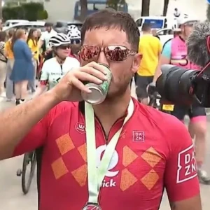 Ο Αζάρ το έριξε στην ποδηλασία και το γιόρτασε πίνοντας μπίρες