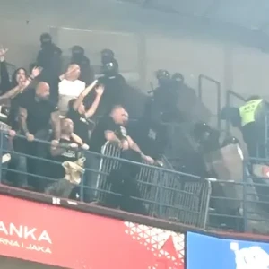 Σοκαριστικές εικόνες από το Βελιγράδι: Οικογένειες έφευγαν από το γήπεδο για να γλιτώσουν