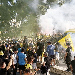 Κόσμος της ΑΕΚ στο ξενοδοχείο - Aποθέωσε την αποστολή ενόψει Ολυμπιακού