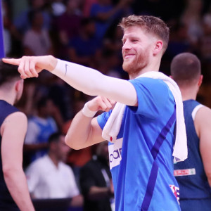 Η... απάντηση του Τόμας Γουόκαπ πανηγυρίζοντας με τη φανέλα της Εθνικής Ελλάδας