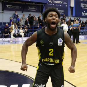 Το... τραγούδι του Γουόκερ: «Παπαθεοδώρου, είσαι ο καλύτερος προπονητής στην Ευρώπη» (video)