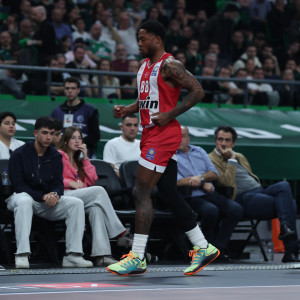 Απρόοπτο στον Ολυμπιακό με Τζόουνς: Πήγε στα αποδυτήρια με πρόβλημα στη γάμπα