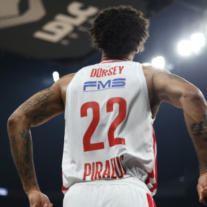 Ένταση ανάμεσα σε Μπαρτζώκα και Ντόρσεϊ