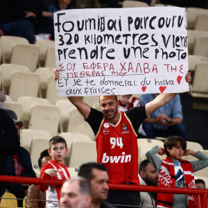 «Σου έφερα χαλβά της πεθεράς μου!»: Απίθανο πανό φίλου του Ολυμπιακού για τον λάτρη της ελληνικής κουζίνας Φουρνιέ