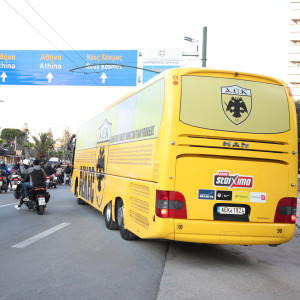 Οι οπαδοί της ΑΕΚ συνόδεψαν την αποστολή σχεδόν μέχρι το Καραϊσκάκη (video)