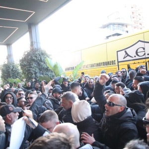 Κόσμος της ΑΕΚ στο ξενοδοχείο - Aποθέωσε την αποστολή ενόψει Ολυμπιακού