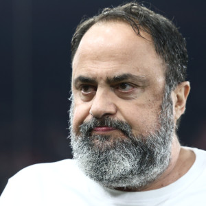 Ο Μαρινάκης κατέβηκε στον αγωνιστικό χώρο πριν το ημίχρονο του Ολυμπιακός-ΑΕΚ (video)