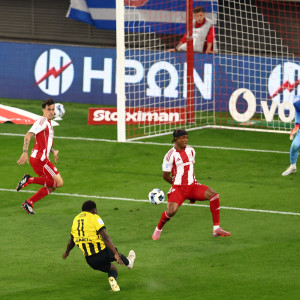 Αντεπίθεση της ΑΕΚ με Περέιρα, ο Κοϊτά με σουτ το 0-1 στον Πειραιά (video)