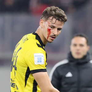 Δύο ματωμένα κεφάλια, μια υψωμένη γροθιά