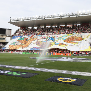 Το επικό κορεό των... πειρατών οπαδών της Ράγιο Βαγιεκάνο στο ματς με την ΑΕΚ