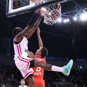 H φάση της χρονιάς: Ο Ολυμπιακός βρήκε καλάθι σε τέσσερα δέκατα (video)