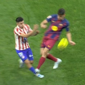 Ο διαιτητής του Ατλέτικο-Μπαρτσελόνα πήρε πίσω κόκκινη σε τάκλιν για... φυλακή (video)