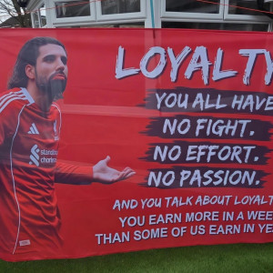 Πανό από οπαδούς της Λίβερπουλ κατά των παικτών: «Παλέψτε! Βγάζετε σε ένα μήνα, όσα εμείς σε χρόνια»