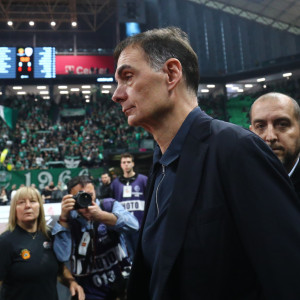 Έντονες αποδοκιμασίες για Φουρνιέ και Μπαρτζώκα κατά την είσοδό τους στο glass floor του ΟΑΚΑ