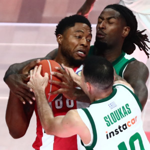 Απρόοπτο στον Ολυμπιακό με Τζόουνς: Πήγε στα αποδυτήρια με πρόβλημα στη γάμπα