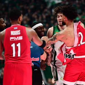 Ένταση στο ντέρμπι με σκισμένες φανέλες - Τσακώθηκαν Ναν και Ντόρσεϊ, μπήκε στη μέση ο Λεσόρ