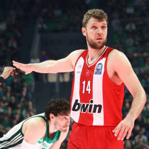 Γιατί εξερράγη ο Βεζένκοβ στη φυσούνα του T-Center στο ημίχρονο