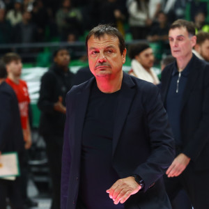 Ο Αταμάν μετά την ήττα στο ντέρμπι αποχώρησε φωνάζοντας: «Ήταν θέατρο, όχι αγώνας μπάσκετ»