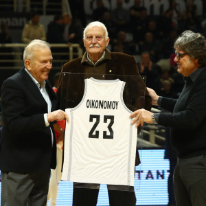 Συγκίνηση στο «PAOK Sports Arena»: Οι «ασπρόμαυροι» βράβευσαν τον σπουδαίο Γιώργο Οικονόμου (photos)