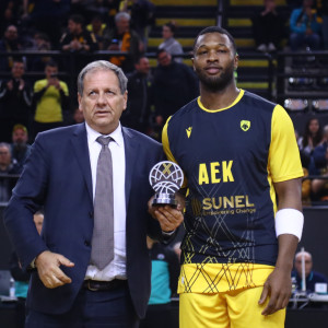 Η ΑΕΚ βράβευσε τον MVP Γκρέι πριν από το παιχνίδι με τη Μπανταλόνα