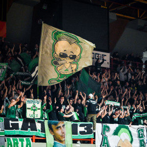 Τρομερή υποστήριξη των φίλων του Παναθηναϊκού στην Πάτρα (video)